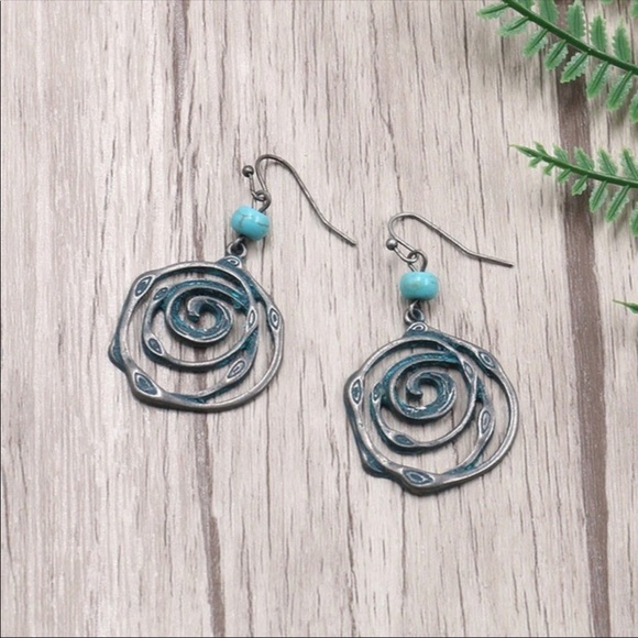 Bohemian silver & patina hammered metal earrings - Picture 5 of 5
